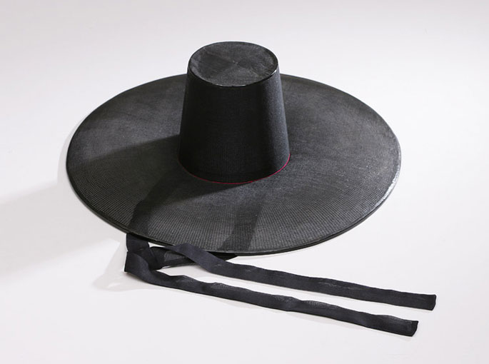 완성된 갓(통영 갓): 갓일(입자장) 기능보유자 정춘모 선생의 작품