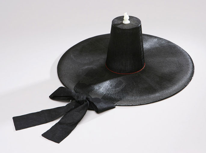 완성된 갓(박쥐문양갓): 갓일(입자장) 기능보유자 박창영 선생의 작품