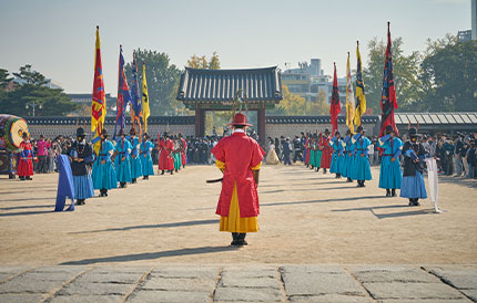 7. The shift soldiers are lined up.