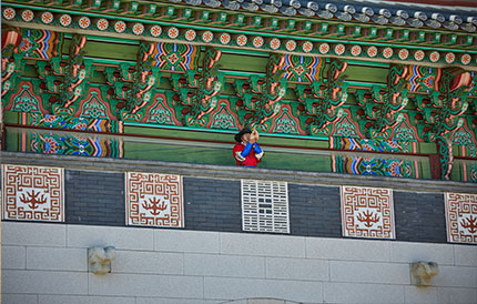 4. Chwirachi (bugler) sounds the shift signal.